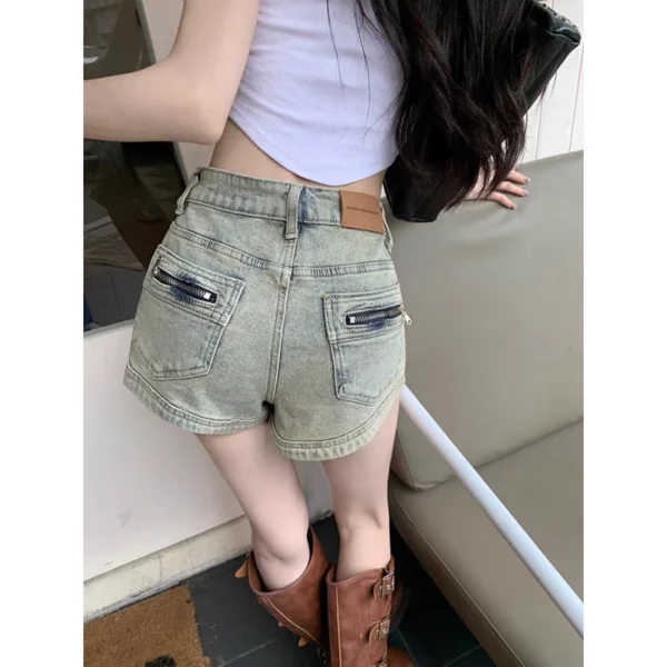 美式辣妹🤍高腰版型 後口袋拉鏈設計牛仔短褲：圖片 4