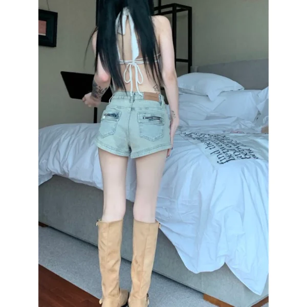 美式辣妹🤍高腰版型 後口袋拉鏈設計牛仔短褲：圖片 3